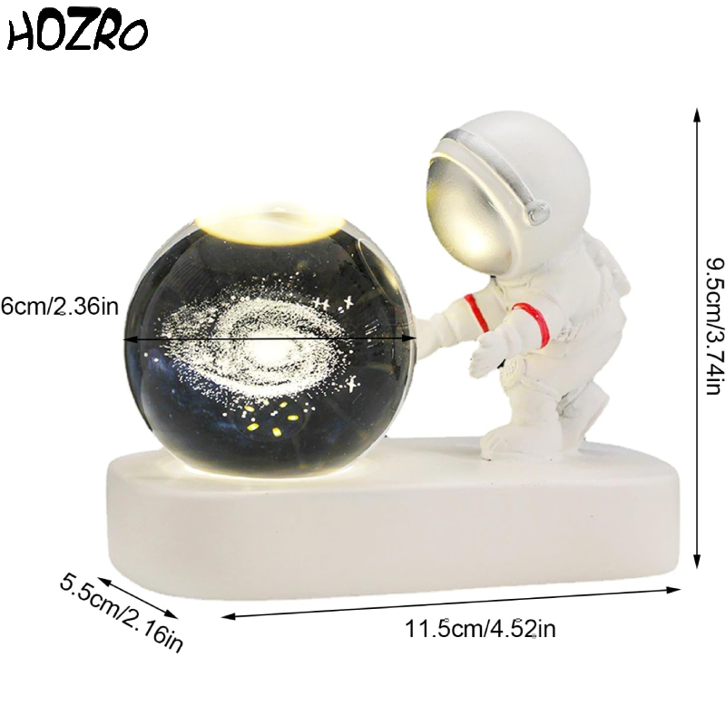 Lampă Decorativă HOZRO, Astronaut cu Glob Galaxie 3D – Veioză de Noptieră cu LED, Design Spațial, Ambianță Relaxantă pentru Dormitor, Birou sau Cadou Inedit pentru Pasionații de Univers și Science-Fiction HOZRO