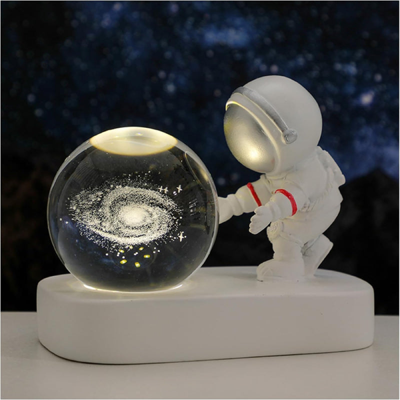 Lampă Decorativă HOZRO, Astronaut cu Glob Galaxie 3D – Veioză de Noptieră cu LED, Design Spațial, Ambianță Relaxantă pentru Dormitor, Birou sau Cadou Inedit pentru Pasionații de Univers și Science-Fiction HOZRO