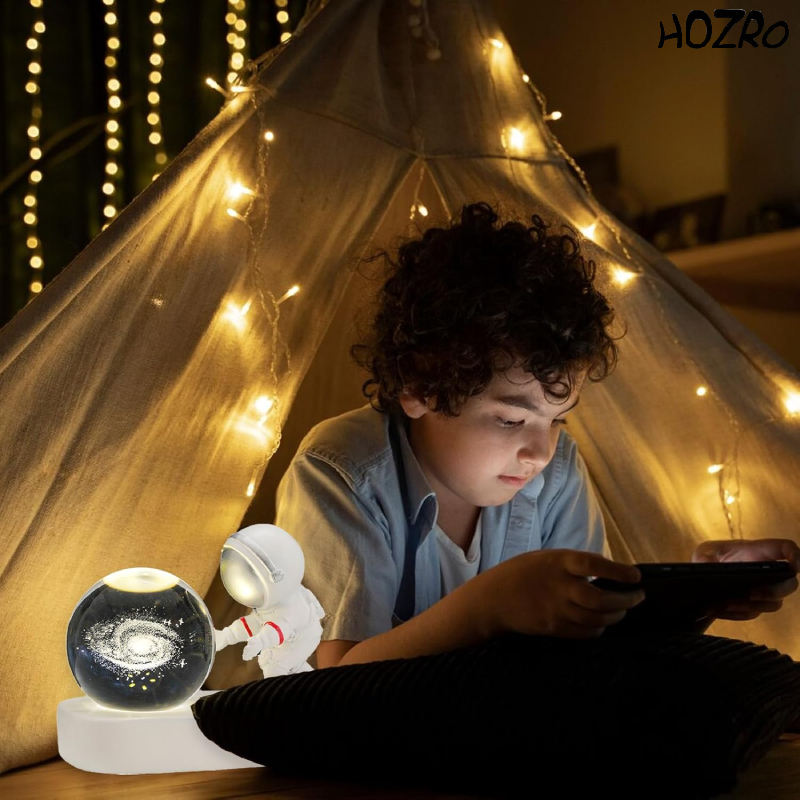 Lampă Decorativă HOZRO, Astronaut cu Glob Galaxie 3D – Veioză de Noptieră cu LED, Design Spațial, Ambianță Relaxantă pentru Dormitor, Birou sau Cadou Inedit pentru Pasionații de Univers și Science-Fiction HOZRO