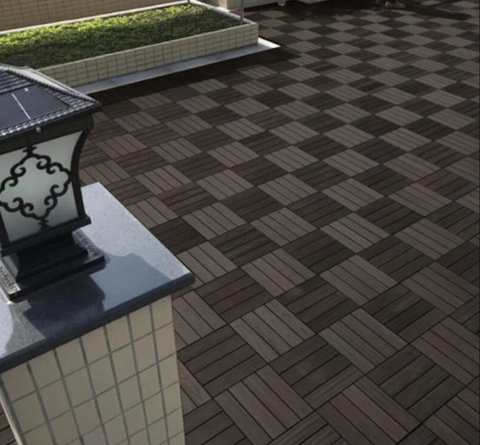 Pavaj pentru Terasă HOZRO, din plastic cu imitatie Lemn cu Sistem Interlocking, Dimensiune 30 × 30 cm – Plăci de Pardoseală pentru Exterior, Impermeabile și Rezistente la Intemperii, Culoare Maro, V0605-13 HOZRO