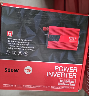 Ambalaj roșu și negru Power Inverter cu inscripțiile 500W și 12V și imaginea unui invertor roșu.
