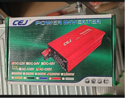 Cutie verde CEJ cu imaginea unui invertor roșu și marcaje pentru 12V DC, 220V AC și 1000W.