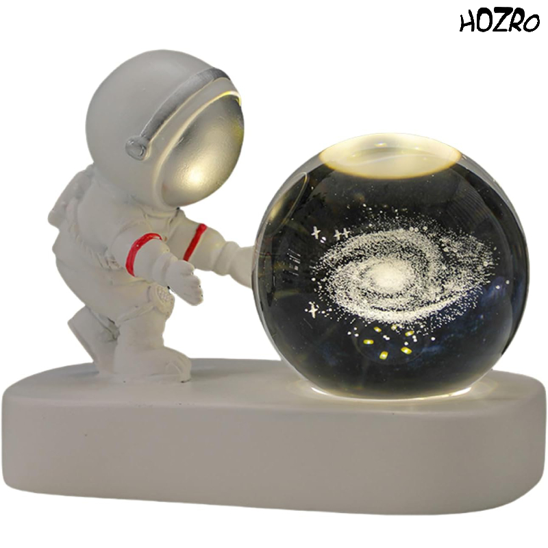 Lampă Decorativă HOZRO, Astronaut cu Glob Galaxie 3D – Veioză de Noptieră cu LED, Design Spațial, Ambianță Relaxantă pentru Dormitor, Birou sau Cadou Inedit pentru Pasionații de Univers și Science-Fiction HOZRO