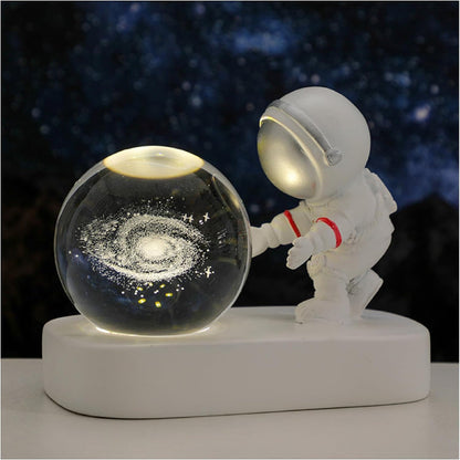 Lampă Decorativă HOZRO, Astronaut cu Glob Galaxie 3D – Veioză de Noptieră cu LED, Design Spațial, Ambianță Relaxantă pentru Dormitor, Birou sau Cadou Inedit pentru Pasionații de Univers și Science-Fiction HOZRO