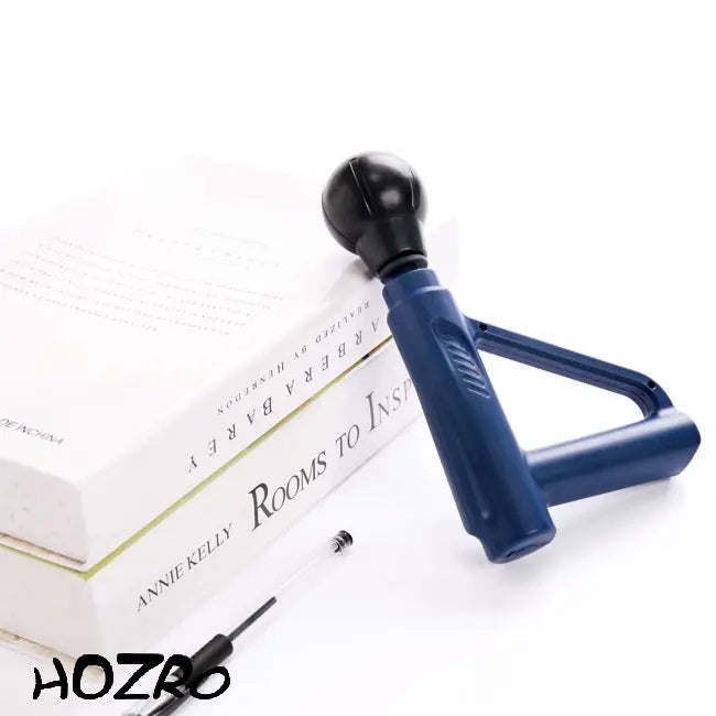 Mini pistol de masaj electric portabil HOZRO, culoare albastră, cu capete interschimbabile și intensitate reglabilă, ideal pentru relaxare musculară, recuperare și eliminarea oboselii HOZRO