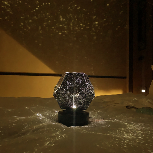 Proiector LED HOZRO, Hexagon Galaxy cu Proiecție 360° a Stelelor și Galaxiilor, Lumină Ambientală Multicoloră Reglabilă, Telecomandă și Funcție Muzicală – Ideal pentru Dormitor, Relaxare, Copii și Decor Modern HOZRO