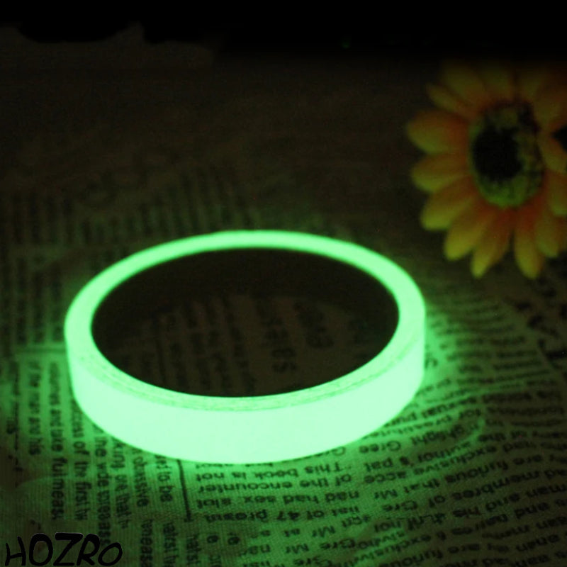 Bandă luminoasă fotoluminescentă autoadezivă HOZRO, 2 cm x 5 m, cu încărcare solară rapidă în 15 minute, emisii de lumină intensă timp de 6–8 ore în întuneric, peliculă cu fosfor pentru siguranță și orientare HOZRO