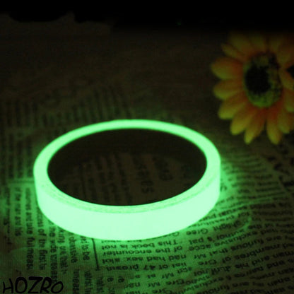 Bandă luminoasă fotoluminescentă autoadezivă HOZRO, 2 cm x 5 m, cu încărcare solară rapidă în 15 minute, emisii de lumină intensă timp de 6–8 ore în întuneric, peliculă cu fosfor pentru siguranță și orientare HOZRO