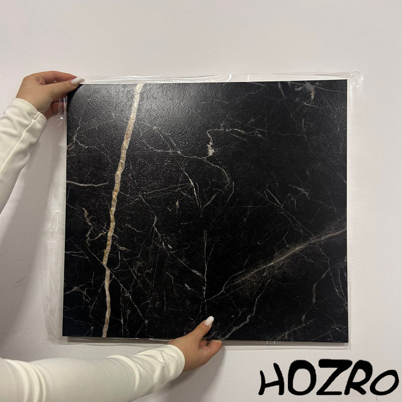 Set 10 x Placi PVC Autoadezive HOZRO, Pentru Podea, Stil Marmura, Grosime 1.4 mm, Culoare Negru/Auriu, Acopera 2.02 mp, Model ALM 2-7 – Rezistente si Usor de Montat HOZRO