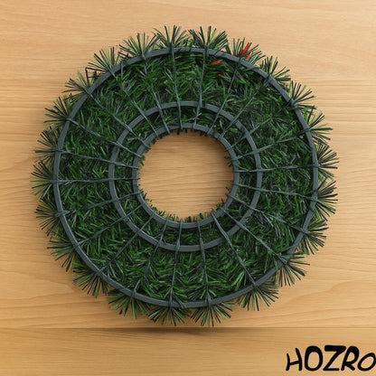 Coroniță decorativă HOZRO, de Crăciun elegantă, din crenguțe verzi artificiale, cu flori, fundițe, globuri strălucitoare și mesaj „Merry Christmas”, ideală pentru ușa de la intrare, perete sau masă festivă, decor clasic și rafinat pentru sărbători HOZRO