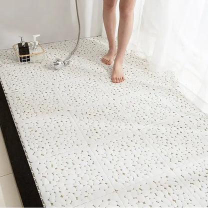 Covor Antiderapant HOZRO, Tip Dale pentru Cabină de Duș – Design Modern cu Textură de Pietre Albe, Modular, Ușor de Îmbinat, Material Moale și Rezistent la Apă, Ideal pentru Băi Elegante și Zone Umede HOZRO