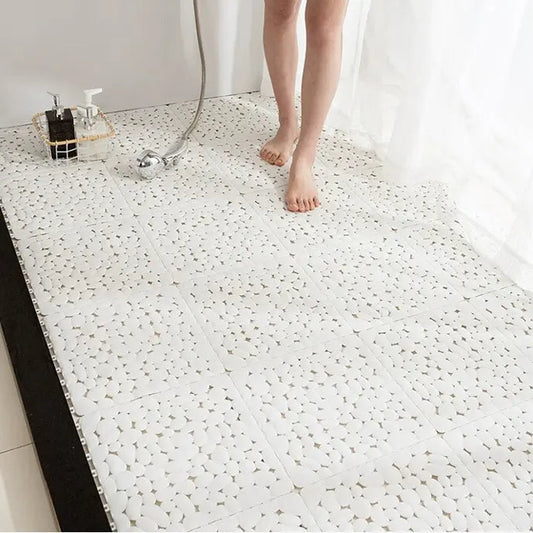 Covor Antiderapant HOZRO, Tip Dale pentru Cabină de Duș – Design Modern cu Textură de Pietre Albe, Modular, Ușor de Îmbinat, Material Moale și Rezistent la Apă, Ideal pentru Băi Elegante și Zone Umede HOZRO