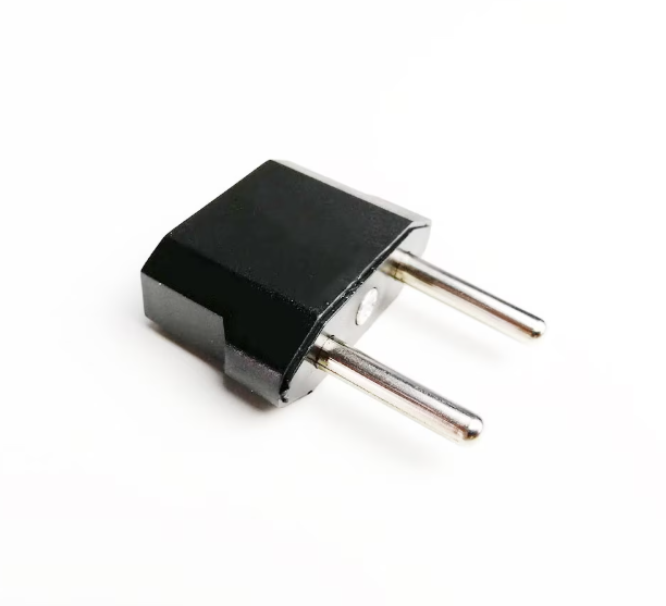 Adaptor de priză negru, vedere din spate cu cei doi pini rotunzi