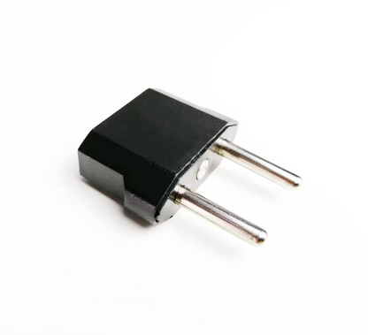 Adaptor de priză negru, vedere din spate cu cei doi pini rotunzi