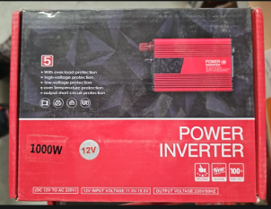 Ambalaj roșu și negru Power Inverter cu inscripțiile 1000W și 12V și imaginea unui invertor roșu.