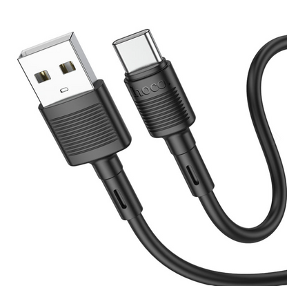 Detaliu al conectorilor USB-A și USB-C ai cablului HOCO
