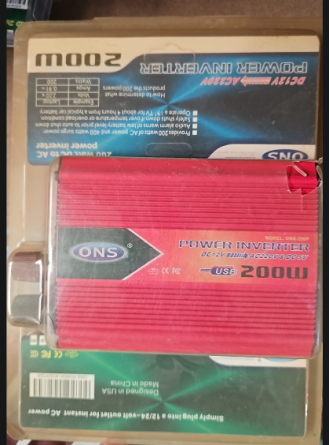 Invertor roșu ONS în ambalaj, cu inscripțiile USB și 200W pe aparat.