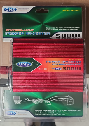 Invertor roșu ONS în ambalaj verde, cu inscripții 500W, USB și conversie 12V DC la 220V AC.