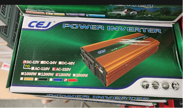 Cutie verde CEJ cu imaginea unui invertor portocaliu și marcaje pentru 12V DC, 220V AC și 1500W.