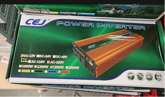 Cutie verde CEJ cu imaginea unui invertor portocaliu și marcaje pentru 12V DC, 220V AC și 1500W.