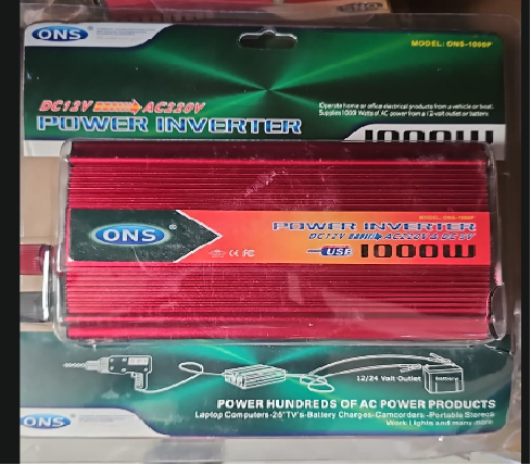 Invertor roșu ONS în ambalaj verde, cu inscripțiile USB, 1000W și conversie 12V DC la 220V AC.