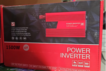 Ambalaj roșu și negru Power Inverter, inscripționat 1500W, cu imaginea unui invertor roșu.
