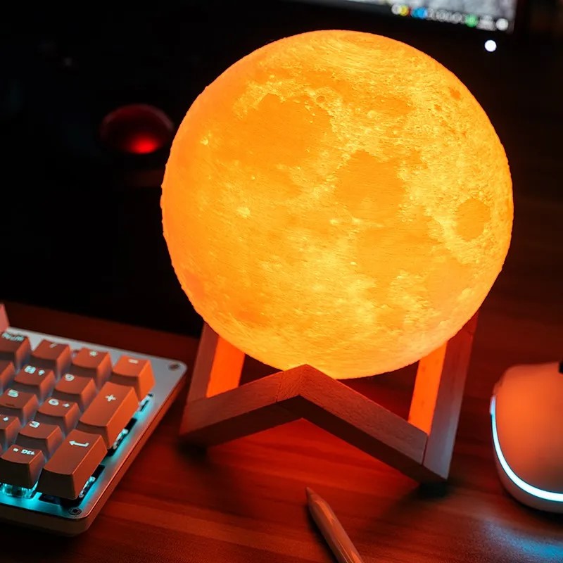 Lampa de veghe luna 3D 20 cm, 16 culori, telecomanda, suport lemn, reincarcabila USB BESTSELLS