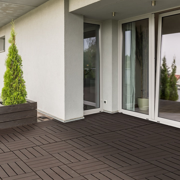 Pavaj pentru Terasă HOZRO, din plastic cu imitatie Lemn cu Sistem Interlocking, Dimensiune 30 × 30 cm – Plăci de Pardoseală pentru Exterior, Impermeabile și Rezistente la Intemperii, Culoare Maro, V0605-13 HOZRO